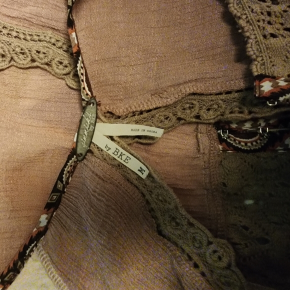 BKE Gimmicks Open Back Shirt - Picture 9 of 12